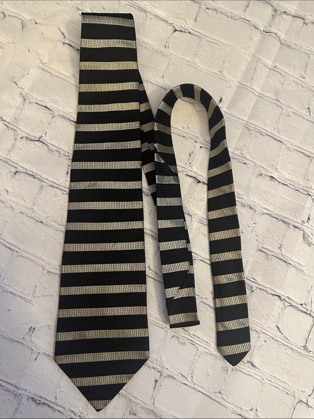 Lord and Taylor Classic Black and Silver Striped Men’s Tie Like New